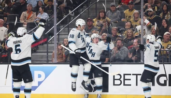 VIDEO: Utah oslavoval historicky prvú výhru v play-off. Boston vyhnal brankára a vyrovnal sériu