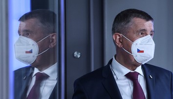 Česká vláda sa zatiaľ nezhodla na sprísnení epidemických opatrení, v hre sú tri varianty