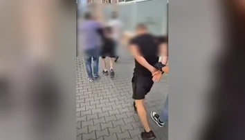 VIDEO: Brutálne napadnutie 36-ročného muža v Krakove sa skončilo tragicky. Traja podozriví sa ukrývali v Bratislave
