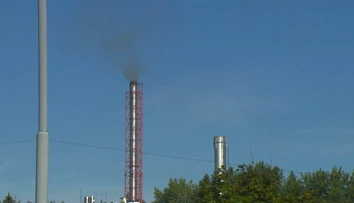Bývanie vedľa komína spaľovne vie znepríjemniť život. Na jednej ulici v Tlmačoch okná radšej neotvárajú