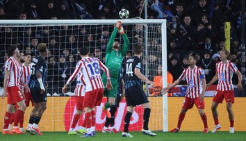 VIDEO: Hanckova smola v samom závere, Gordon dal štyri góly za polčas. Finalista LM vybuchol s trpaslíkom