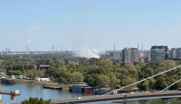 Požiar v bratislavskej Petržalke: Horí objekt na uskladnenie dreva