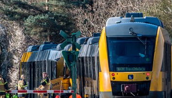V Dánsku sa vo veľkej rýchlosti čelne zrazili dva vlaky. Hlásia viacerých zranených