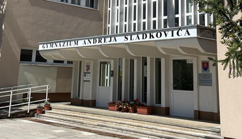 Evakuácia školy v Banskej Bystrici: Výhražný e-mail dostali ešte v utorok, nahlásili ho však až o dva dni