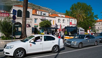 Jazda taxíkom v Chorvátsku sa zmenila na nočnú moru. Vodička mala turistov zamknúť v aute a žiadať stovky eur