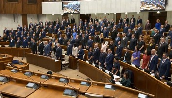 Noví poslanci sľúbili na svoju česť a svedomie vernosť Slovenskej republike