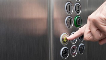 Nikto ju nepočul kričať. Žena sa zasekla vo výťahu, o pár dní ju našli mŕtvu