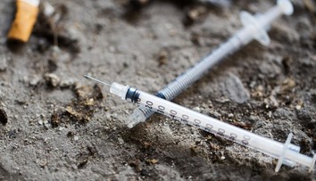 Dvaja škôlkari mali dopichať použitými striekačkami viacero detí. Incident v Seredi rieši polícia