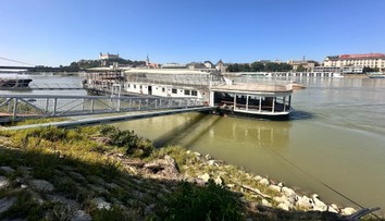 V Bratislave sa potápala loď. Pri Tyršáku zasahovali hasiči aj policajti