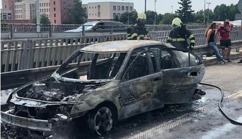 Na bratislavskom Moste Lafranconi sa samovznietilo auto. Vodič stihol vyskočiť