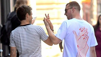 Spamätaný z rozchodu? Sam Smith sa bozkával so známym hercom