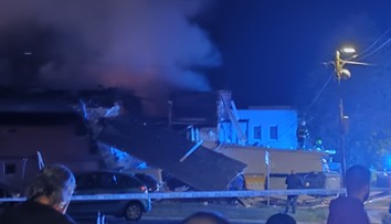 VIDEO: Vo Svidníku vypukol požiar, predchádzať mu mal výbuch. Odletela strecha budovy