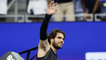 US Open: Alcaraz titul neobháji, v dlhom zápase nestačil na domáceho tenistu. Tiafoe otočil stratený duel