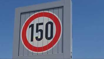 Po diaľnici rýchlosťou 150 kilometrov za hodinu. Na tomto úseku u susedov môžu vodiči dupnúť na plyn