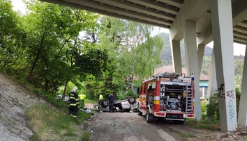 V Likavke spadlo auto z mosta. Vodič (†34) zomrel, spolujazdkyňa (31) bojuje o život