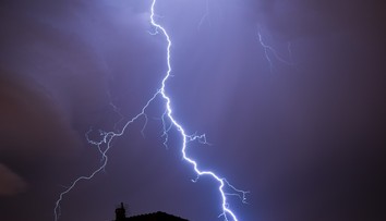 Východ Slovenska v pondelok potrápi počasie. Hrozia búrky s krúpami