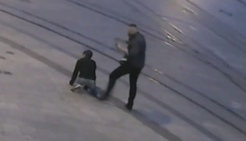 Prokurátor, ktorý pustil na slobodu obvineného zo zabitia Filipínca Henryho, zrejme pykať nebude