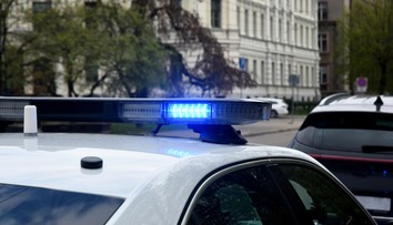 Opitý otec nechal svojho 10-ročného syna šoférovať auto. On sa zatiaľ viezol na zadnom sedadle