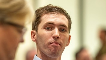 Muž obvinený z vraždy Charlieho Kirka sa prvýkrát osobne dostavil pred súd. Prokuratúra plánuje žiadať trest smrti