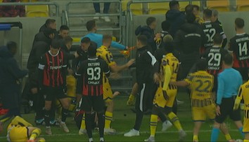 VIDEO: Hromadná bitka, červené karty a šanca za šancou. Šláger ligy poriadne zamotal špicu tabuľky