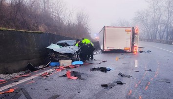 FOTO+VIDEO: Zdemolované auto a prevrátený kamión. Pri nehode na juhu Slovenska sa ťažko zranila jedna osoba