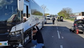 FOTO: Traja maloletí utrpeli šok pre nehodu autobusu a áut v Dunajskej Lužnej
