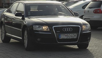 Viskupič sa nechce voziť v luxusnej limuzíne, politológ to považuje za populizmus