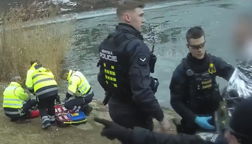 VIDEO: Dramatická záchrana topiacich sa chlapcov z ľadovej vody. Na rybníku sa pod nimi prelomil ľad