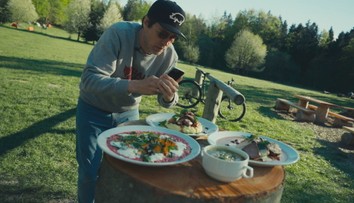 Svoj blog začínal s len pár čítaniami. Dnes jeho recenzie hýbu podnikmi