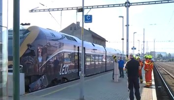Rýchlik v Čechách nedobrzdil a narazil, zranilo sa 17 ľudí