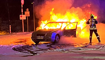 Extrémna hlúposť pri tankovaní. Muž si zapálil cigaretu, auto za pár sekúnd pohltili plamene