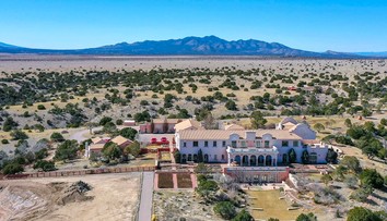 Začali prehľadávať ranč Jeffreyho Epsteina. V jeho blízkosti údajne dal pochovať dve dievčatá z cudziny