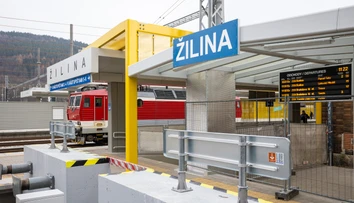 Vlaky cez Žilinu stále jazdia v mimoriadnom režime. Cestujúci musia počítať so zdržaniami