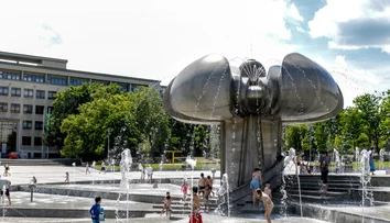 Najvyšší stupeň výstrahy: Meteorológovia zafarbili časť Slovenska na bordovo. Čaká nás až 40 °C (MAPA)