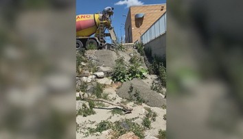 Odpad z domiešavača vyliali do rieky. Firma tvrdí, že chcela iba spevniť breh