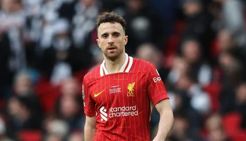 Rivalita išla bokom, futbalisti PSG predviedli krásne gesto. V Liverpoole si uctili Dioga Jotu