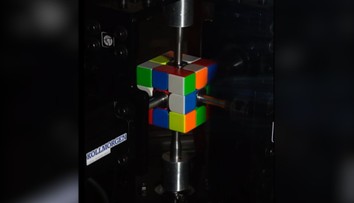 Robot zlomil svetový rekord – poskladal Rubikovu kocku za desatinu sekundy. Vyrobili ho mladí študenti zo Spojených štátov