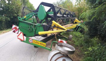 Kombajnista sa chcel vyhnúť stretu s kamiónom, skončil v priekope