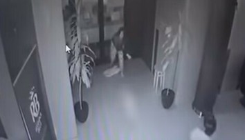 Šokujúci skrat mladej matky. Po hádke s priateľom bezcitne hodila o zem bábätko