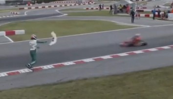 VIDEO: Šokujúci skrat pretekára. Po súperovi hodil nárazník a vyvolal hromadnú bitku