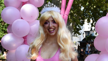 Alex Wortex riešila polícia. Nepredýchali jej nemravný kostým