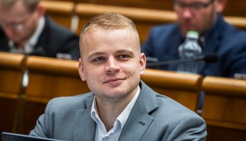 Politico zaradil Mazureka na zoznam najčudnejších europoslancov. Figuruje v ňom ako „usmievavý rasista“