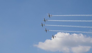 Nad Kuchyňou odštartovali letecké dni. Prišiel aj parašutista, ktorý pokoril rekord vo voľnom páde