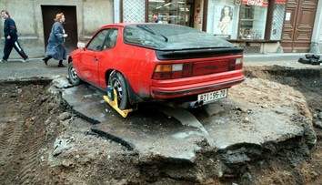 Za zle zaparkované auto v dedine mastná pokuta. Oddnes môžu pokutovať aj obce