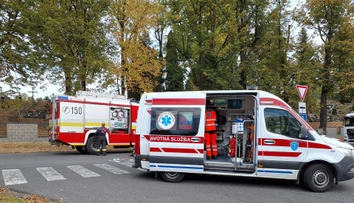 Dodávka na Liptove zrazila troch ľudí. Zranili sa aj dve deti