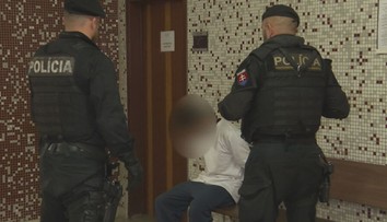 Muž, ktorý sa mal vlámať do domu vo Veľkých Kapušanoch a zavraždiť 60-ročnú ženu, ide do väzby