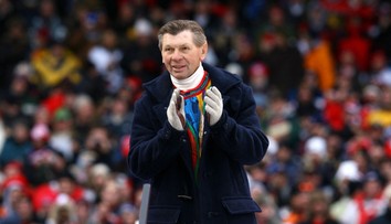 Bol prvým Slovákom so Stanley Cupom, v Chicagu má sochu. Legendárny Stan Mikita by oslavoval 85 rokov