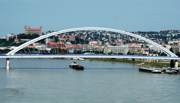 V noci narazil čln do bratislavského mosta Apollo