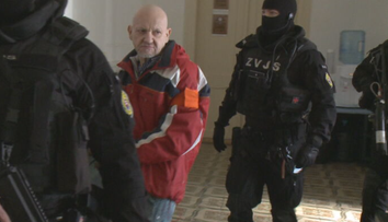 Tvrdí, že pred 15 rokmi nevraždil. Súd mu obnovu konania zamietol, on stratil v miestnosti nervy