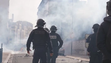 Študentské protesty prerástli do násilia. Chlapec prišiel po výbuchu granátu o ruku